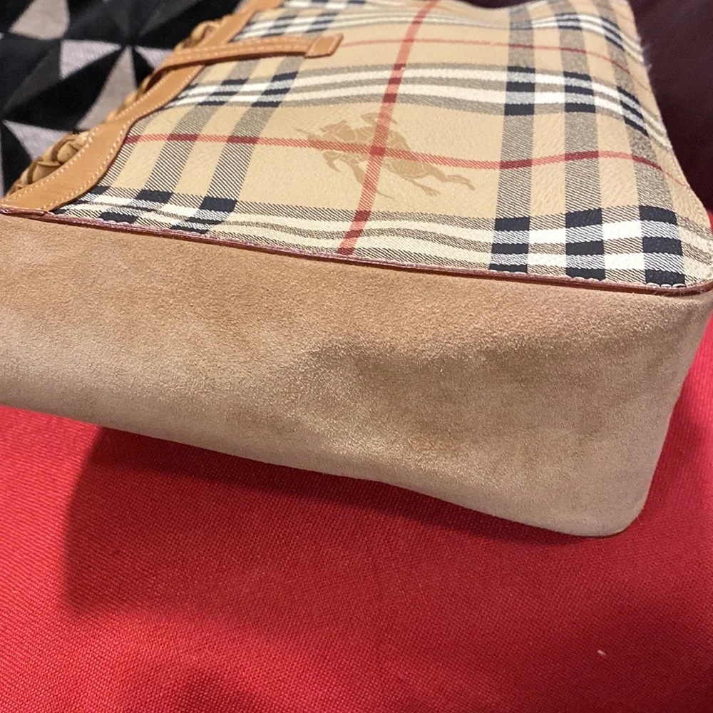 Burberry London Authentic handbag. In better than good condition. - Picture 6 of 16